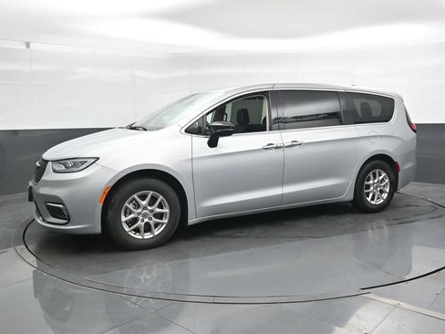 Used 2024 Chrysler Pacifica Touring-L FWD image 7
