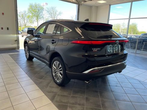 Used 2023 Toyota Venza XLE AWD/4WD image 7