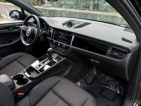 Certified 2025 Porsche Macan image 50
