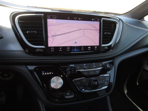 Used 2025 Chrysler Pacifica Limited FWD image 19