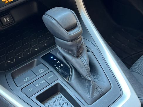 Used 2019 Toyota RAV4 LE FWD image 23