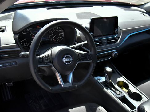 Used 2025 Nissan Altima 2.5 SV FWD image 14