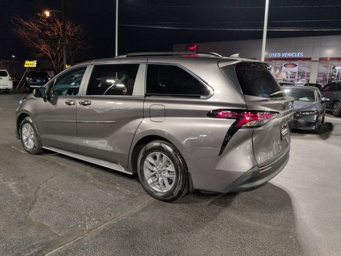 Used 2024 Toyota Sienna XLE image 3