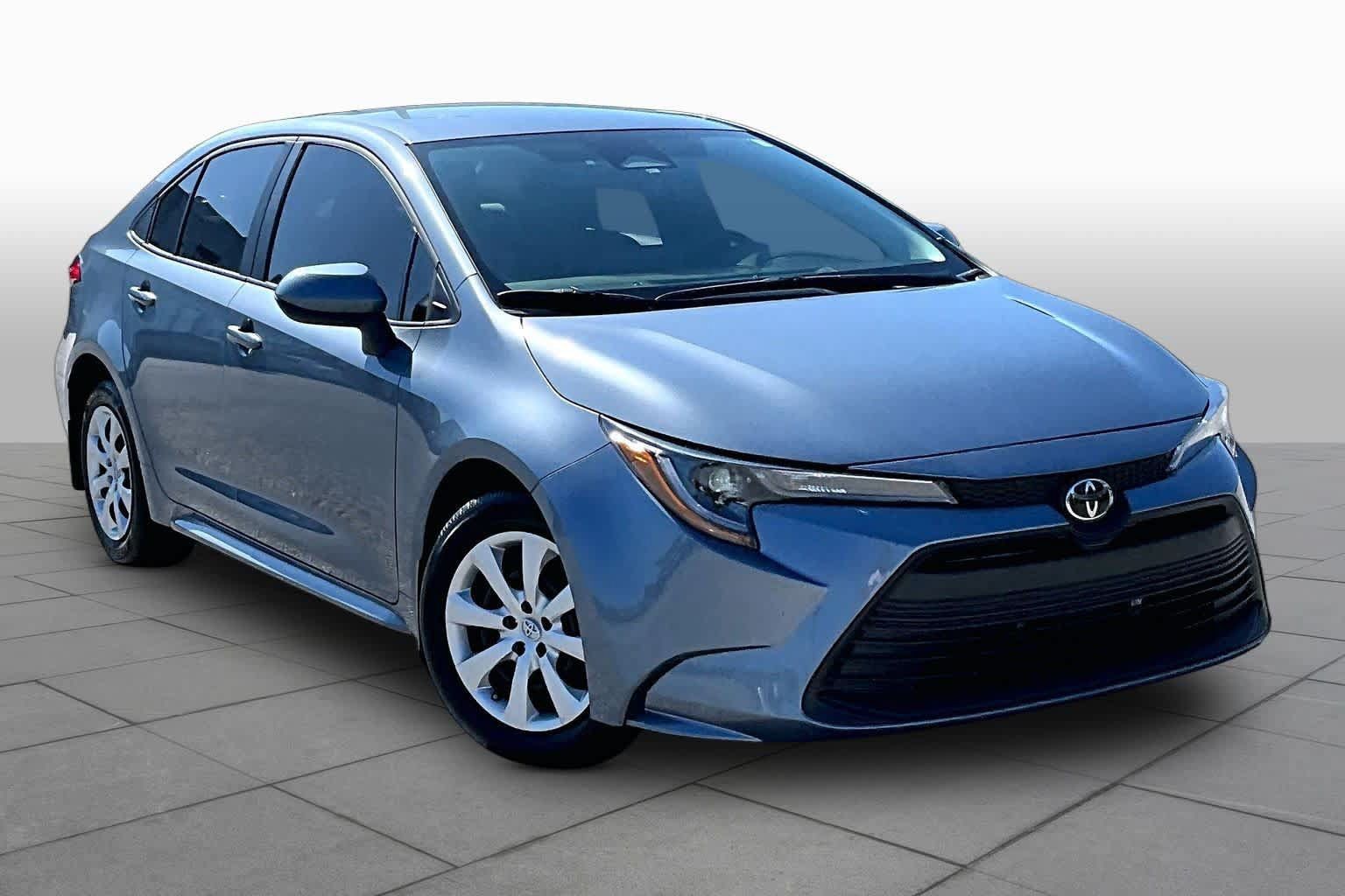 Used 2025 Toyota Corolla LE FWD image 3
