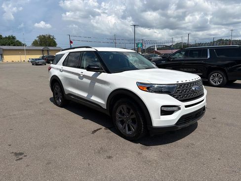 Used 2023 Ford Explorer XLT w/ Equipment Group 202A AWD/4WD image 3