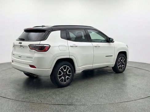 Used 2025 Jeep Compass Trailhawk AWD/4WD image 9