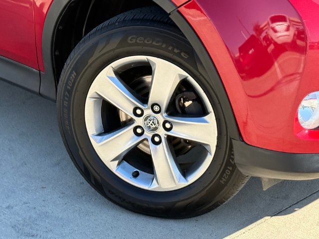 Used 2015 Toyota RAV4 XLE AWD/4WD image 2