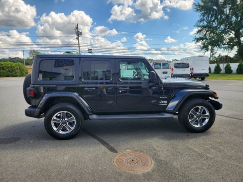 Used 2021 Jeep Wrangler Unlimited Sahara w/ Cold Weather Group AWD/4WD image 17