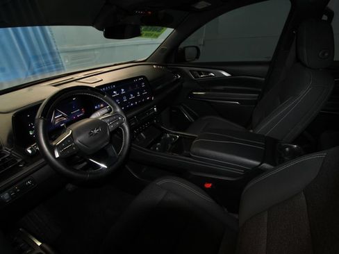 Used 2025 Chevrolet Traverse LT w/ Enhanced Driving Package FWD image 2