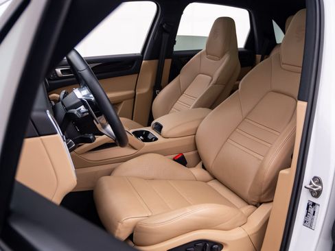 Used 2023 Porsche Cayenne AWD/4WD image 5