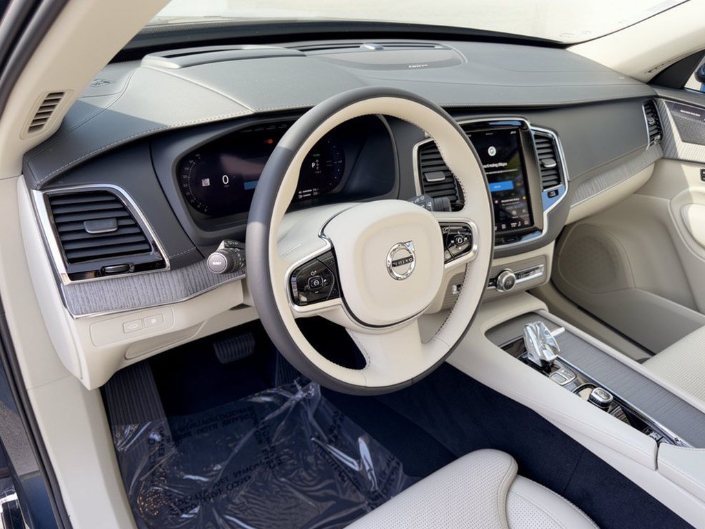Certified 2025 Volvo XC90 T8 Ultra w/ Protection Package Premier AWD/4WD image 4