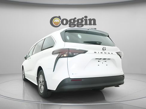 New 2026 Toyota Sienna XLE image 12