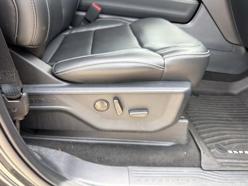 Used 2025 Ford Expedition Max Platinum AWD/4WD image 16