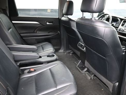 Used 2019 Toyota Highlander XLE AWD/4WD image 16