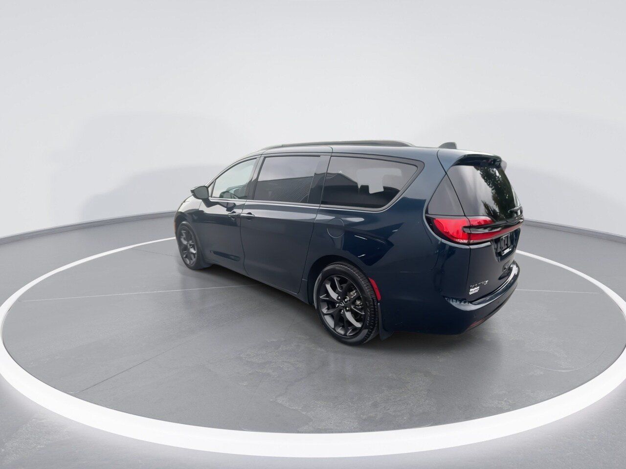 Used 2024 Chrysler Pacifica Touring-L w/ S Appearance Package FWD image 13