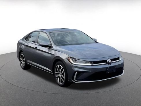 Used 2025 Volkswagen Jetta SE image 3