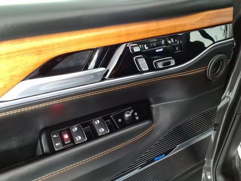 Used 2024 Jeep Grand Wagoneer L Series III AWD/4WD image 15