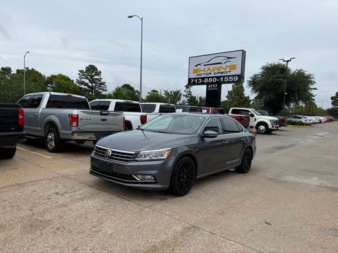 Used 2018 Volkswagen Passat 2.0T SEL Premium FWD image 3