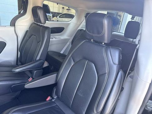 Used 2022 Chrysler Pacifica Touring-L FWD image 27
