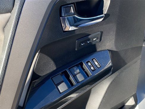 Used 2018 Toyota RAV4 Limited image 18