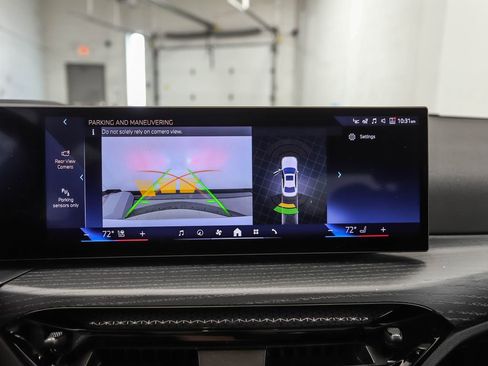 Used 2025 BMW 330i xDrive Sedan w/ Premium Package image 19