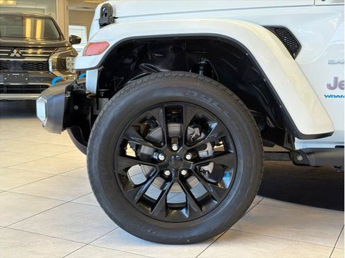 Used 2023 Jeep Wrangler Unlimited Sahara AWD/4WD image 9