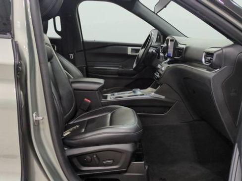 Used 2020 Ford Explorer XLT w/ Equipment Group 202A AWD/4WD image 12