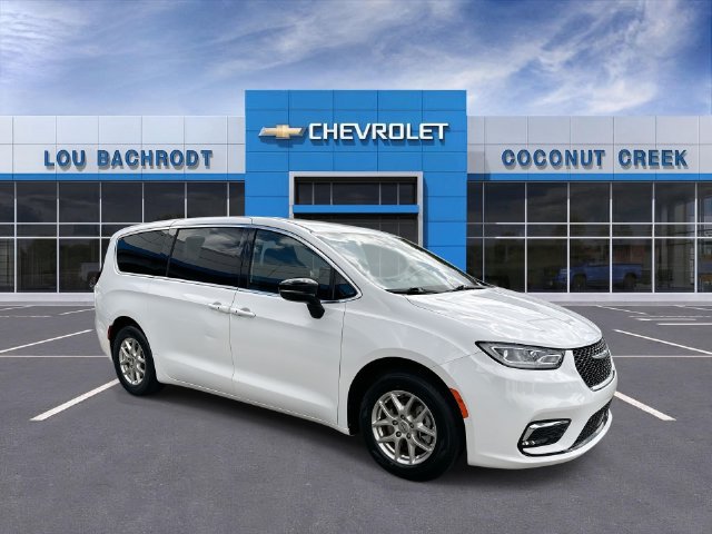 Used 2024 Chrysler Pacifica Touring FWD image 2