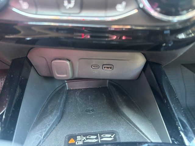 Used 2025 Chevrolet Trax RS w/ Sunroof Package FWD image 21
