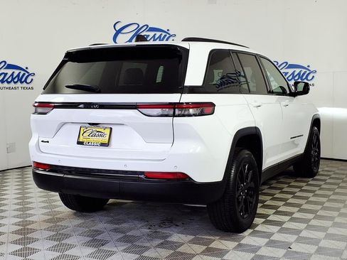 Used 2024 Jeep Grand Cherokee Laredo AWD/4WD image 6