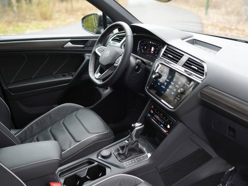 Certified 2023 Volkswagen Tiguan SEL R-Line image 17