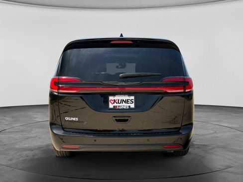Used 2025 Chrysler Pacifica Limited FWD image 8