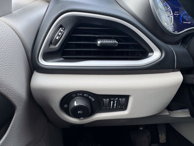 Used 2023 Chrysler Pacifica Touring-L FWD image 33