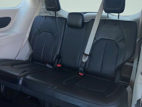 Used 2023 Chrysler Pacifica Touring-L FWD image 25