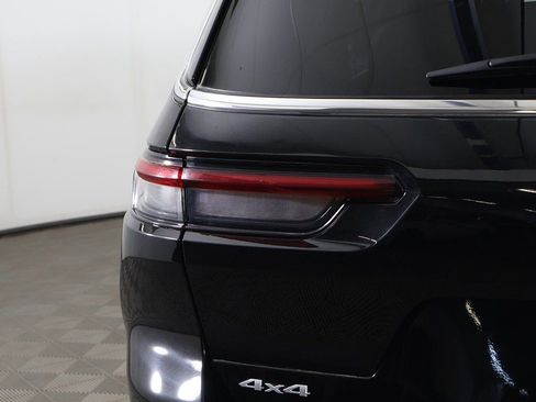 Used 2024 Jeep Grand Cherokee L Limited w/ Luxury Tech Group II image 19