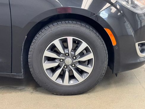 Used 2020 Chrysler Pacifica Touring-L FWD image 4