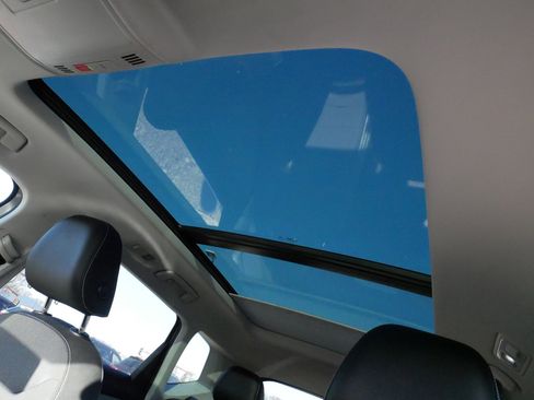 Certified 2022 Volkswagen Taos SE w/ Panoramic Sunroof Package image 32