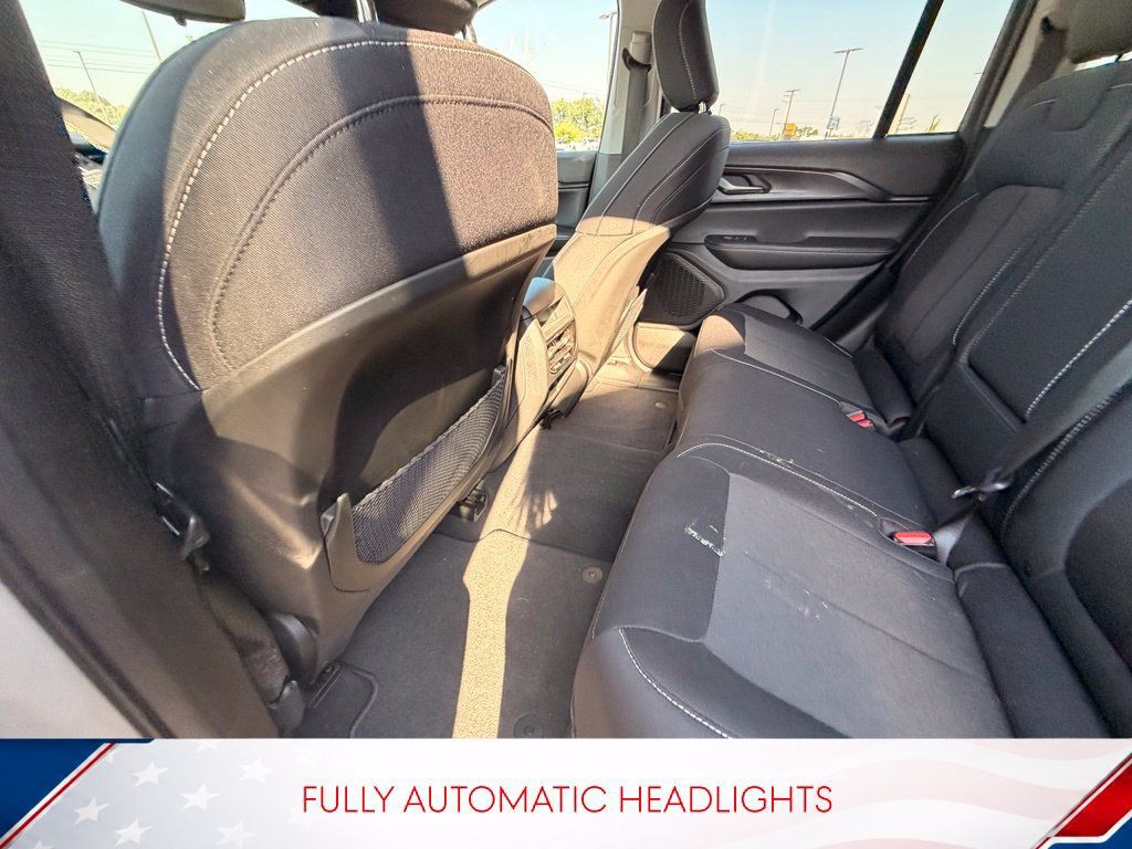 Used 2023 Jeep Grand Cherokee Laredo AWD/4WD image 9