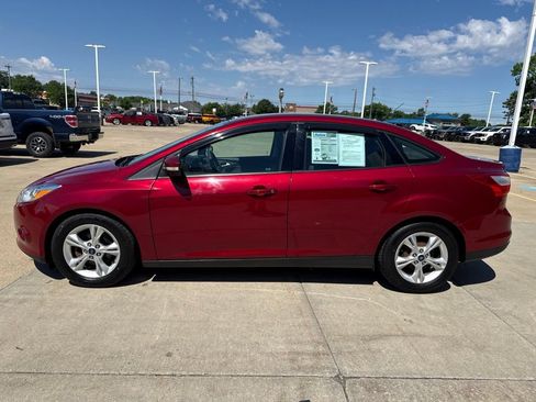 Used 2014 Ford Focus SE w/ SE Winter Package FWD image 3