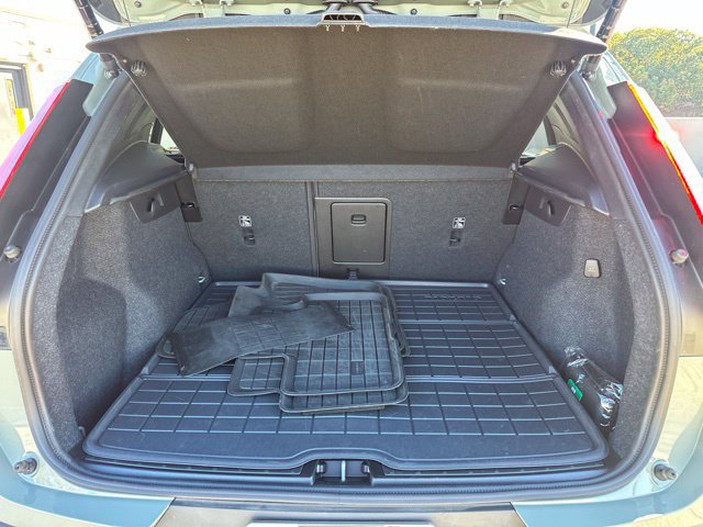 Certified 2025 Volvo XC40 B5 Plus w/ Protection Package Premier AWD/4WD image 35