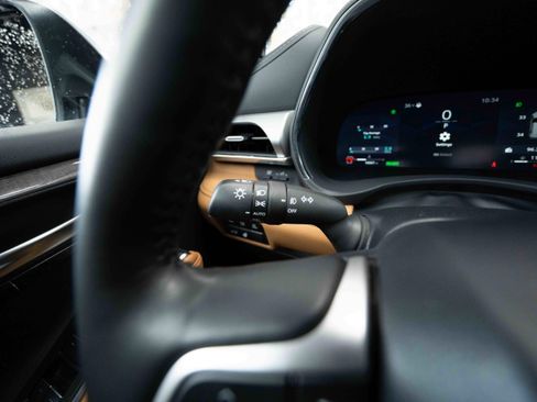 Used 2024 Toyota Highlander Platinum image 10