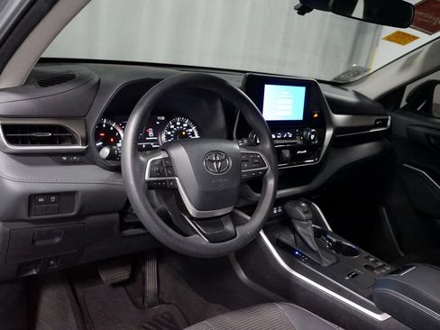 Used 2023 Toyota Highlander L FWD image 7