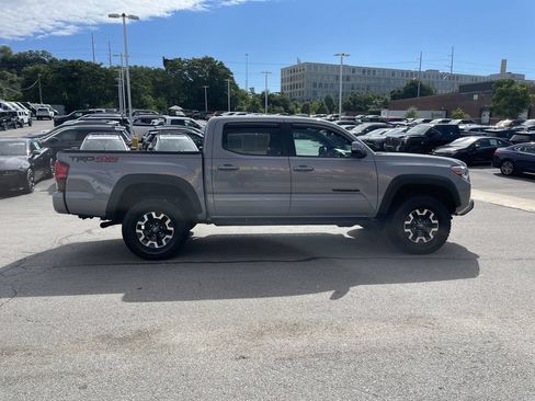 Used 2019 Toyota Tacoma TRD Off-Road AWD/4WD image 7
