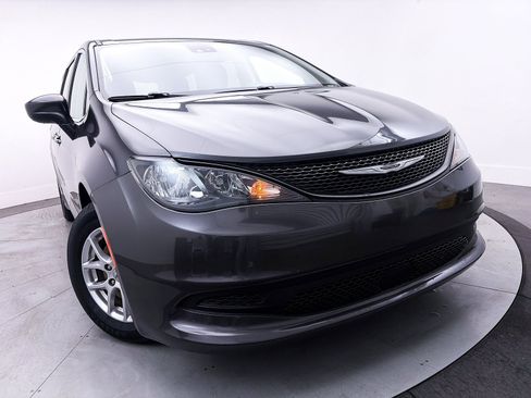 Used 2023 Chrysler Voyager LX image 3