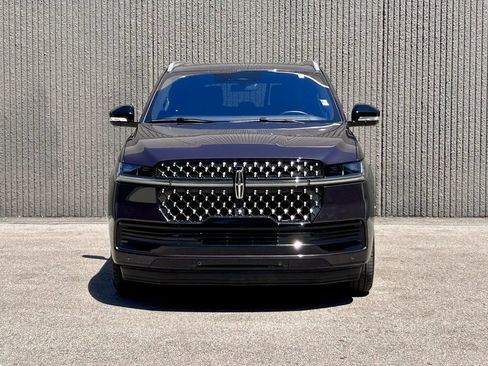 Certified 2025 Lincoln Navigator Black Label AWD/4WD image 9