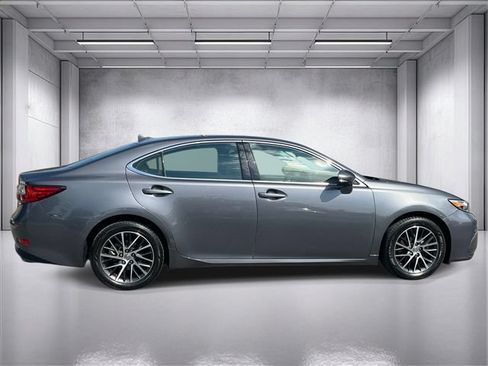 Used 2017 Lexus ES 350 w/ Luxury Package FWD image 2