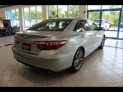 Used 2015 Toyota Camry SE FWD image 5