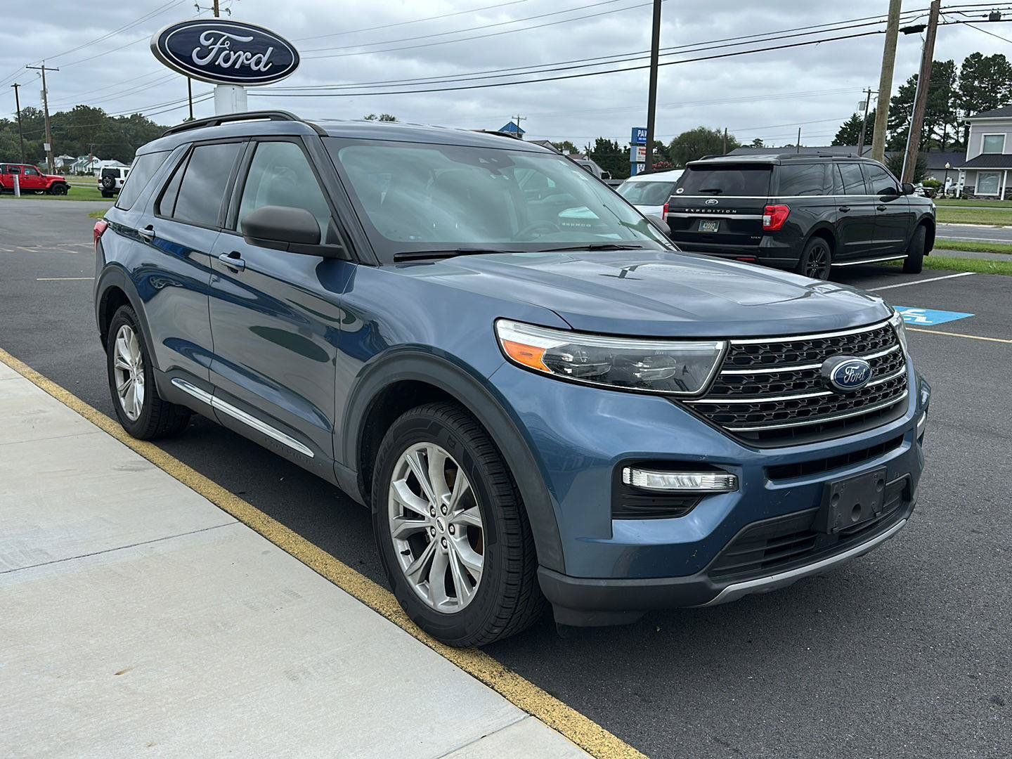 Used 2020 Ford Explorer XLT w/ Equipment Group 202A AWD/4WD image 3
