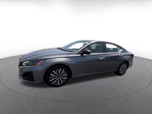 Used 2025 Nissan Altima 2.5 SV FWD image 8