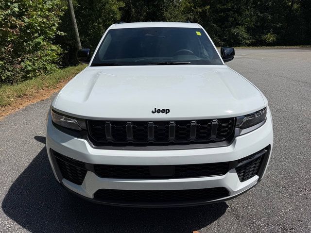 Used 2026 Jeep Grand Cherokee Altitude AWD/4WD image 3